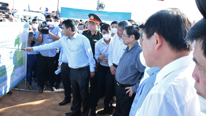 Thủ tướng Phạm Minh Chính nghe giới thiệu về dự án. 