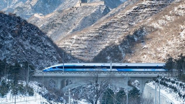 Tàu cao tốc Bắc Kinh-Trương Gia Khẩu mới đi qua đoạn Juyongguan của Vạn Lý Trường Thành vào ngày 25/1/2022.