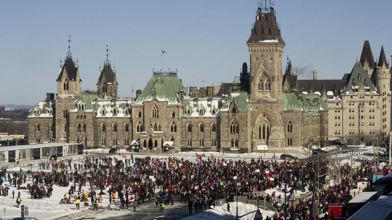 Những người biểu tình tập trung trên đồi Quốc hội khi xe tải tiếp tục chặn trung tâm thành phố Ottawa, ngày 5/2/2022 Ảnh: The Canadian Press qua AP