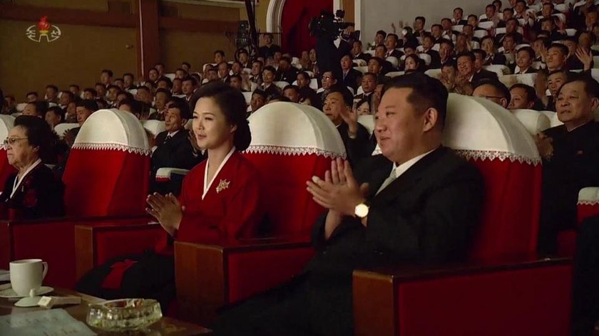 Bà Ri Sol-ju trong bộ váy hanbok truyền thống màu đỏ và đen, cùng chồng là Chủ tịch Kim Jong -un và bà Kim Kyong-hui (ngoài cùng bên trái) dự sự kiện biểu diễn nghệ thuật mừng Tết Nguyên đán tại Nhà hát Nghệ thuật Mansudae ở thủ đô Bình Nhưỡng. Ảnh: Twitter