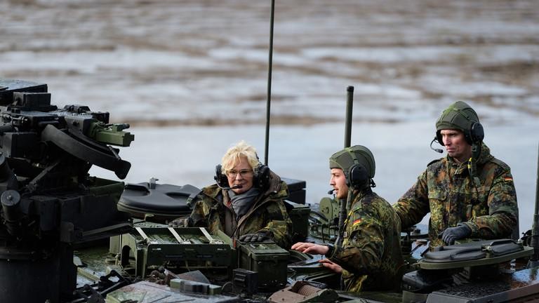 Bộ trưởng Bộ Quốc phòng Đức Christine Lambrecht (tóc vàng) trên một xe tăng của quân đội Đức. Ảnh: Global Look Press / DPA (chụp ngày 7/2/2022) 