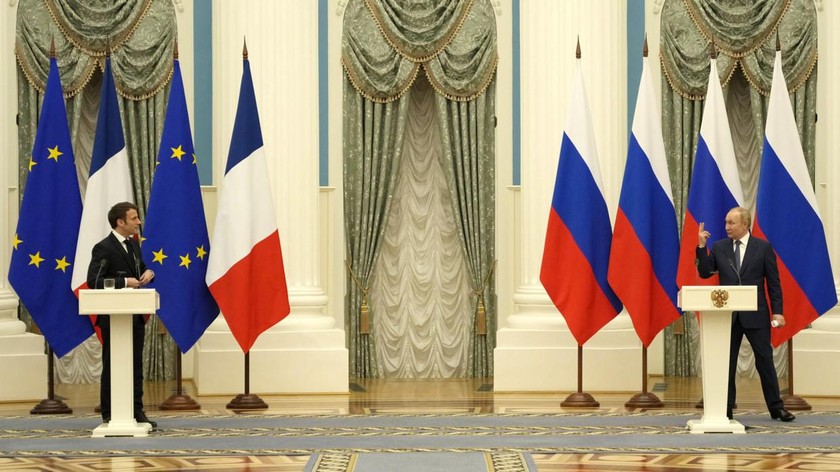 Tổng thống Pháp Emmanuel Macron (trái) và Tổng thống Nga Vladimir Putin họp báo sau cuộc hội đàm tại Moscow, ngày 7/2/2022. Ảnh: AP 