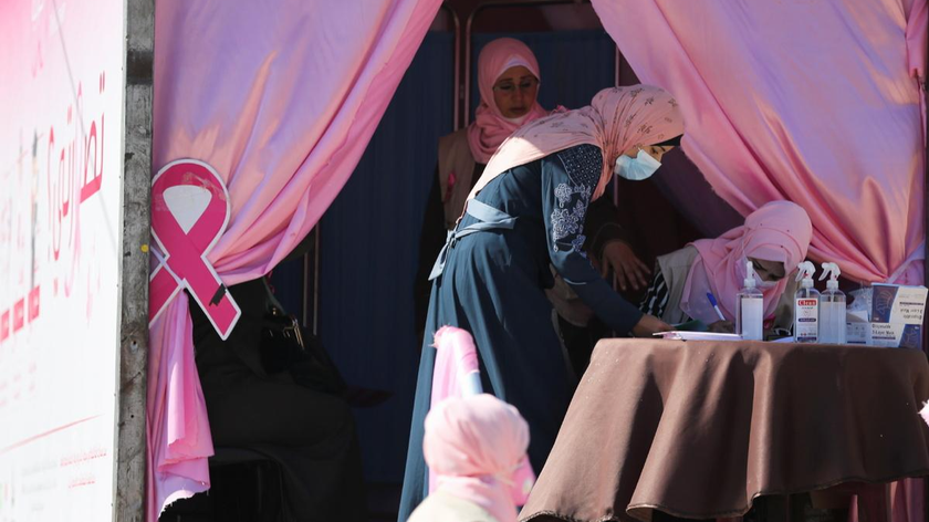 Một phụ nữ Palestine đăng ký trước khi kiểm tra ung thư vú bên trong một phòng khám di động được dựng trên một chiếc xe tải, trong một chiến dịch nhằm nâng cao nhận thức của cộng đồng ở Gaza về nhu cầu xét nghiệm sớm để phát hiện ung thư vú, ở Khan Yunis, phía nam Dải Gaza ngày 7/10/2021. Ảnh: China Daily