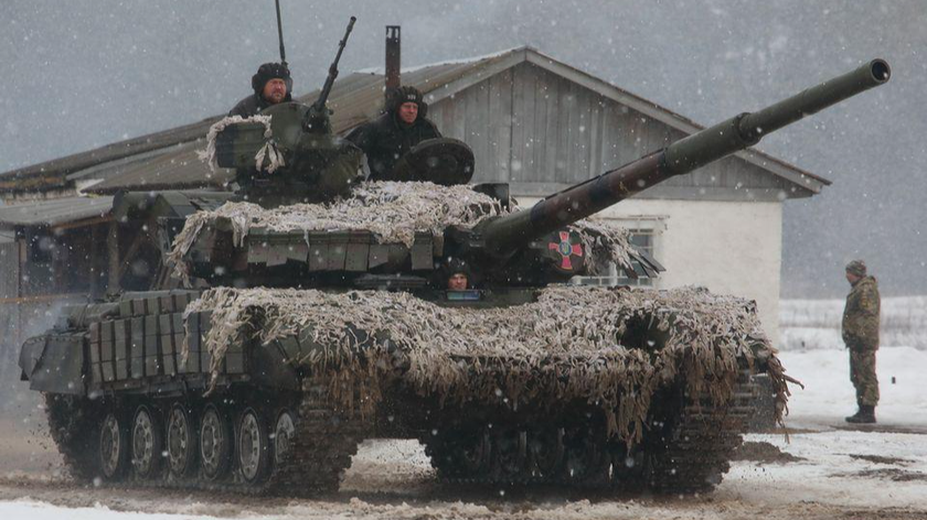 Các thành viên của Lực lượng vũ trang Ukraine lái xe tăng trong cuộc tập trận quân sự ở vùng Kharkiv, Ukraine ngày 10/2/2022. Ảnh: Reuters