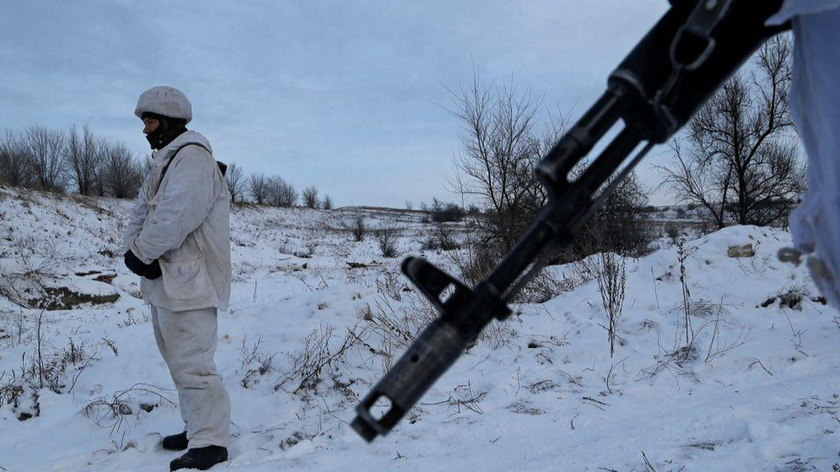 Một chiến binh của Cộng hòa Nhân dân Luhansk tự xưng tại một vị trí chiến đấu trên ranh giới chia cắt với các lực lượng vũ trang Ukraine gần khu định cư Frunze ở Vùng Luhansk, Ukraine. Ảnh: Reuters (chụp ngày 24/12/2021)