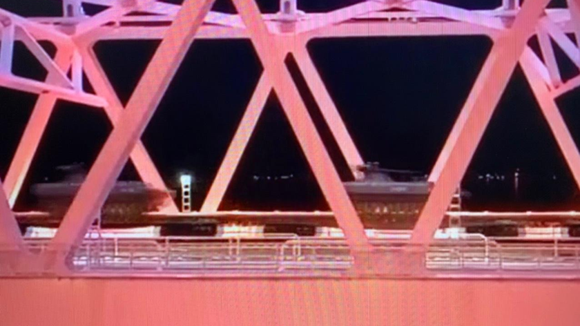 Đoàn tàu với quân trang của Quân khu phía Nam đi qua cầu Crimean (Ảnh cắt từ video của Bộ Quốc phòng Nga công bố)
