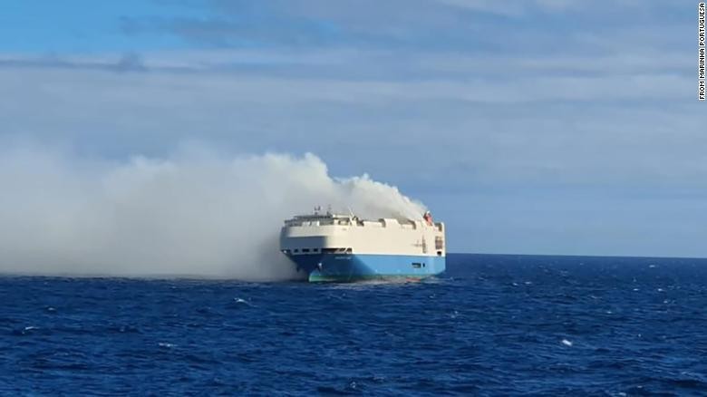 Tàu Felicity Ace, chở đầy những chiếc xe hơi sang trọng bị mắc cạn và bốc cháy giữa Đại /Tây Dương ngày 17/2/2022. Ảnh: CNN