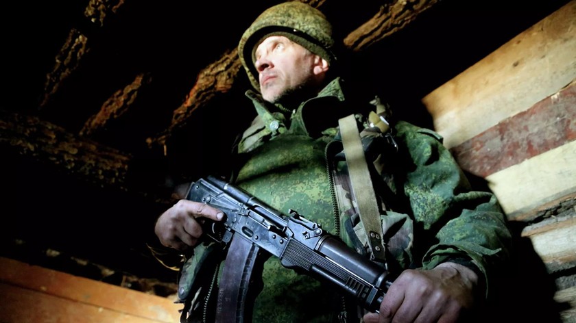 Một người lính DPR trên tiền tuyến gần làng Staromikhailovka ở phía tây Donetsk