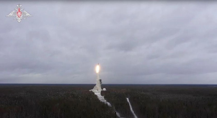 Một tên lửa đạn đạo xuyên lục địa Yars của Nga được phóng trong cuộc tập trận của lực lượng hạt nhân ở một địa điểm không xác định ở Nga. Ảnh: lấy từ video Bộ Quốc phòng Nga công bố ngày 19/2/2022 phát qua REUTERS