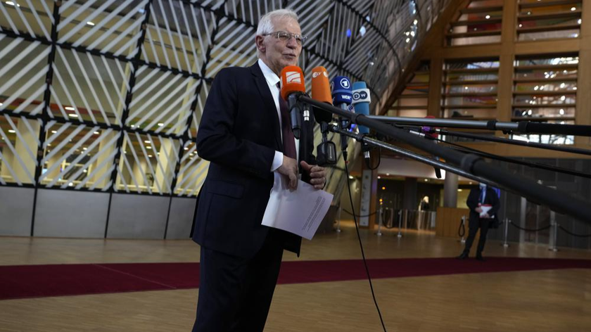 Giám đốc chính sách đối ngoại của Liên minh châu Âu Josep Borrell phát biểu với giới truyền thông khi ông đến dự cuộc họp của các bộ trưởng ngoại giao EU tại Brussels ngày 21/2/2022. Ảnh: AP