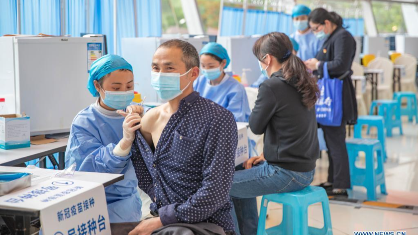 Tiêm vaccine COVID-19 tại một điểm tiêm chủng tạm thời ở huyện Nam An, Trùng Khánh, Tây Nam Trung Quốc, ngày 27/3/2021. Ảnh: Tân Hoa xã