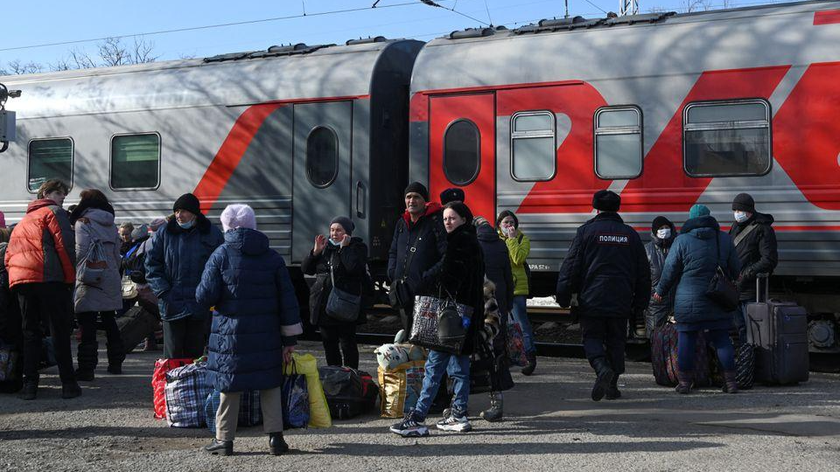 Những người đã được sơ tán khỏi các khu vực do quân ly khai kiểm soát ở miền đông Ukraine, lên một chuyến tàu trước khi rời thành phố Taganrog ở vùng Rostov, Nga vào ngày 20/2/2022. Ảnh: REUTERS