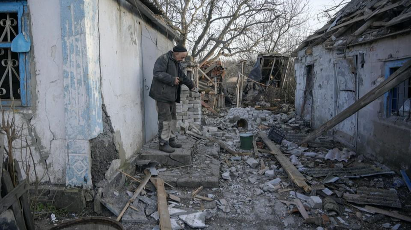 Cảnh đổ nát sau cuộc pháo kích của Ukraine vào vùng Donbass hôm 17/2. Ảnh: Reuters