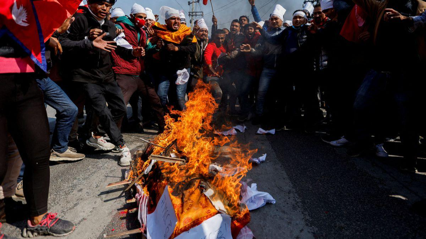 Một số người biểu tình đã bị thương trong các cuộc đụng độ ở Kathmandu (thủ đô Nepal). Ảnh: Reuters