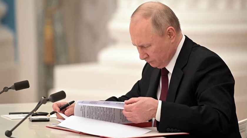 Tổng thống Nga Vladimir Putin ký quyết định công nhận hai nước cộng hòa tự xưng Donetsk và Lugansk. Ảnh: TASS