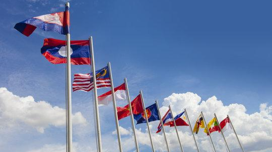Quốc kỳ các quốc gia thành viên và cờ ASEAN (giữa). 