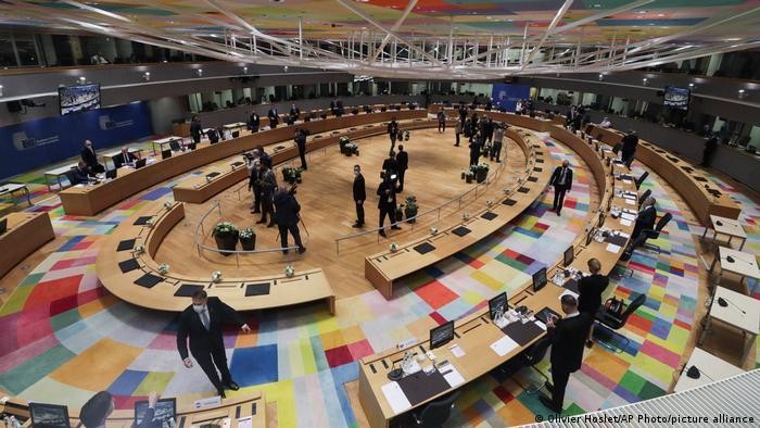 Hội nghị thượng đỉnh khẩn cấp của các nhà lãnh đạo châu Âu được triệu tập ở Brussels đã thông qua một loạt các biện pháp trừng phạt khác nhằm vào Nga. Ảnh: AP