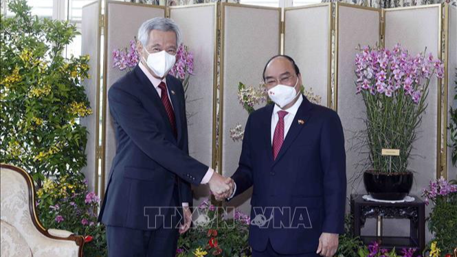 Chủ tịch nước Nguyễn Xuân Phúc gặp Thủ tướng Singapore Lý Hiển Long. Ảnh: Thống Nhất/TTXVN