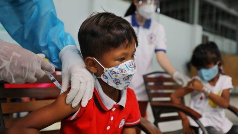 Một cậu bé năm tuổi được tiêm vaccine COVID-19 ở quận Chroy Changvar của Phnom Penh, Campuchia ngày 18/2/2022. Ảnh: Phnom Penh Post/ANN