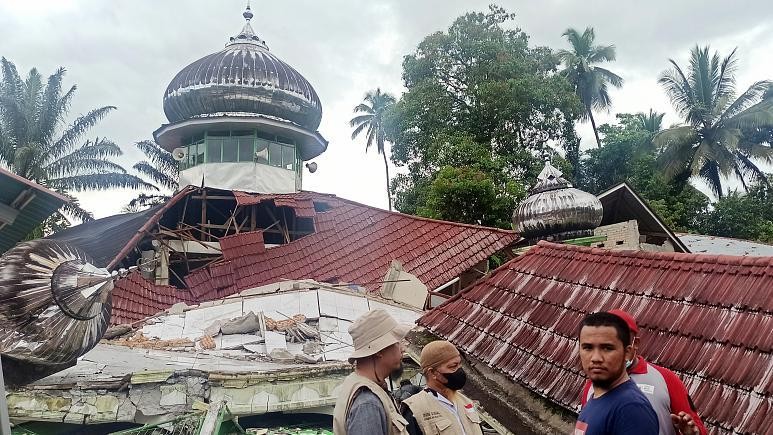 Người dân kiểm tra một nhà thờ Hồi giáo bị hư hại ở Pasaman, Tây Sumatra sau động đất. Ảnh: AP