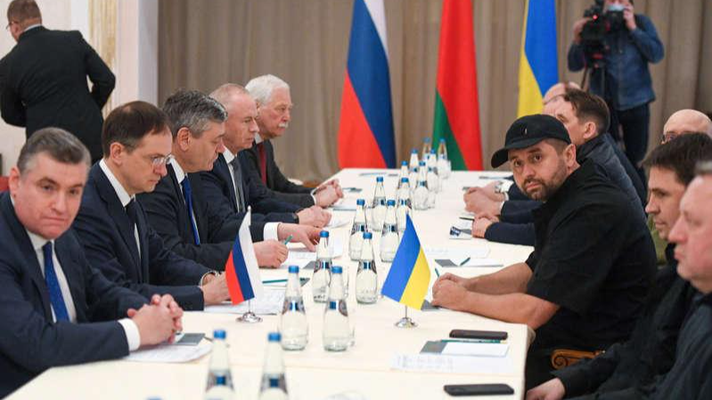 Phái đoàn Nga (trái) và Ukraine trước cuộc đàm phán tại Belarus hôm 28/2/2022. Ảnh: TASS 