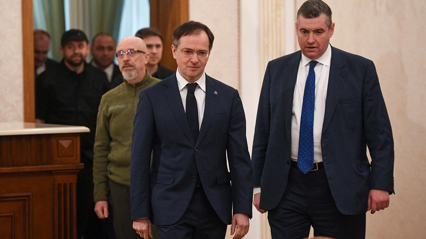 Trợ lý Tổng thống Nga Vladimir Medinsky, trái, và thành viên Duma Quốc gia Nga Leonid Slutsky, theo sau là phái đoàn Ukraine đến dự các cuộc đàm phán Nga-Ukraine tại Belarus vào ngày 28/2. Ảnh: Sputnik / AP