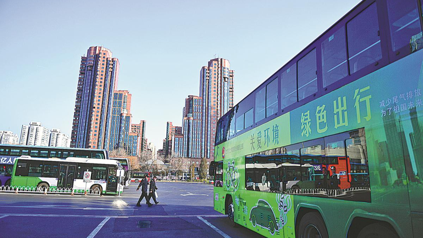 Xe bus điện hoạt động tại Bắc Kinh. Ảnh: China Daily