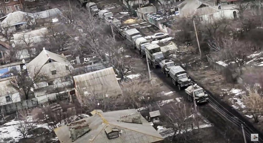 Bức ảnh này được chụp từ video do Cơ quan Báo chí Bộ Quốc phòng Nga công bố vào ngày 3/3/2022, về quang cảnh một địa điểm không được tiết lộ ở Ukraine được nhìn thấy từ cửa sổ một chiếc trực thăng quân sự của Nga (Ảnh phát qua AP)