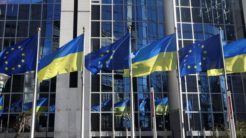 Cờ của Liên minh châu Âu và Ukraine bên ngoài tòa nhà Quốc hội EU, ở Brussels, ngày 28/2/2022. Ảnh: China Daily
