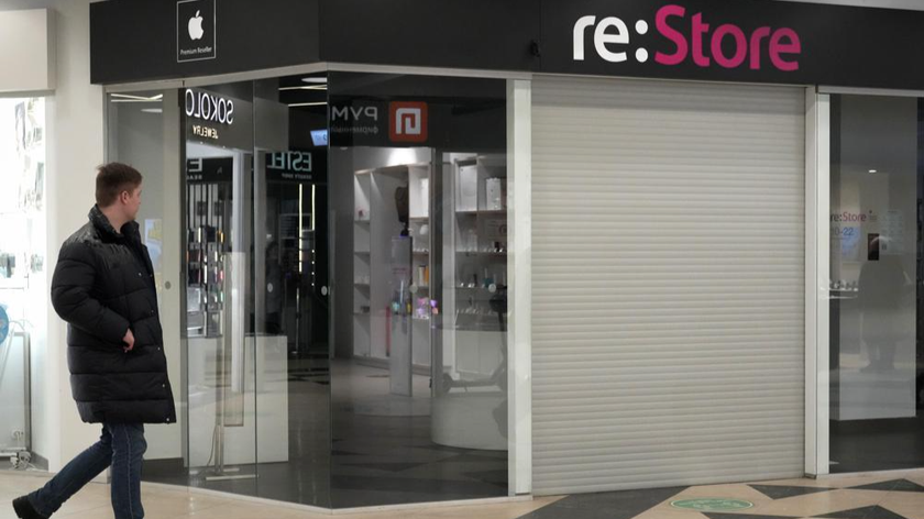 're: Store' đã đóng cửa, một cửa hàng đại lý bán lẻ của Apple tại một trung tâm mua sắm ở St.Petersburg, Nga đóng cửa từ ngày 2/3/2022. Ảnh: AP