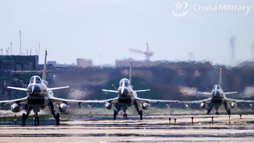 Máy bay chiến đấu J-10 thuộc một lữ đoàn hàng không hải quân thuộc Bộ Tư lệnh Quân khu phía Đông của PLA sẵn sàng cất cánh vào ngày 20/2/2021, bắt đầu đợt huấn luyện thường niên năm 2021. 