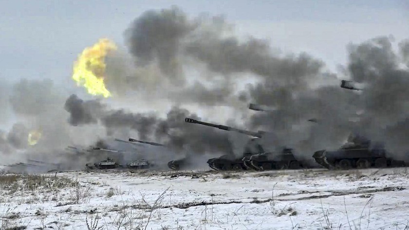 Pháo tự hành của quân đội Nga khai hỏa trong cuộc tập trận gần Orenburg ở Urals, Nga, ngày 16/12/2021. Ảnh: Bộ phận Báo chí Bộ Quốc phòng Nga phát qua AP 