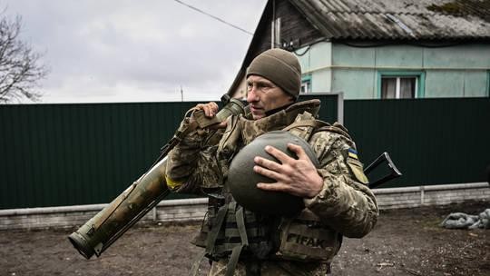 Một người lính Ukraine bên ngoài Kiev, Ukraine, ngày 3/3/2022. Ảnh: AFP