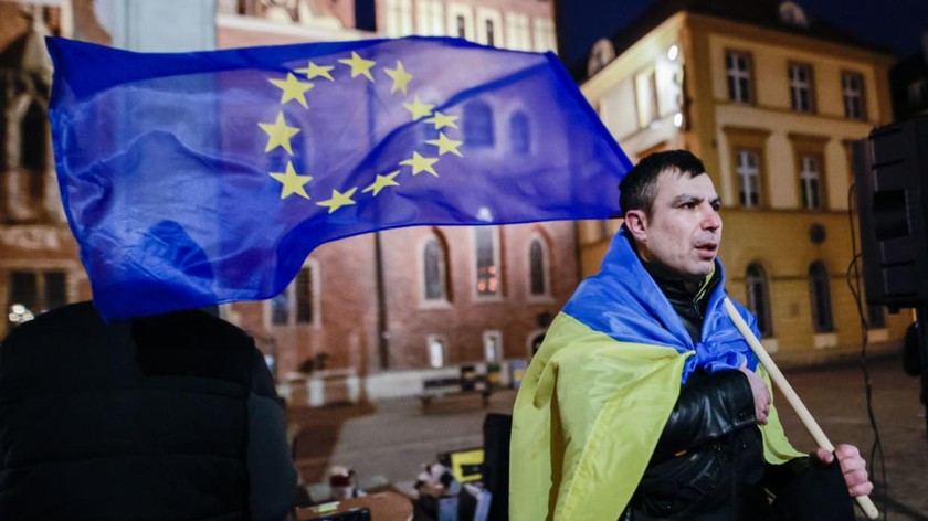 Mọi người tham gia một cuộc biểu tình ủng hộ việc trở thành thành viên EU và NATO cho Ukraine ở Wroclaw, Ba Lan, ngày 3/3/2022. Ảnh: Getty Images
