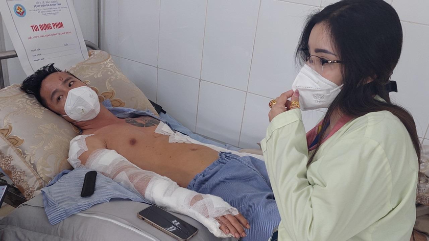 Anh Lương Văn Quyền đang điều trị tại Bệnh viện Đa khoa tỉnh Bắc Giang sau khi bị chém dã man. 