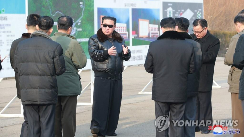Chủ tịch Triều Tiên Kim Jong-un nói chuyện với các quan chức trong chuyến thăm Bãi phóng vệ tinh Sohae ở Cholsan, tỉnh Bắc Pyongan. Ảnh do KCNA công bố ngày 11/3/2022, phát qua Yonhap. 