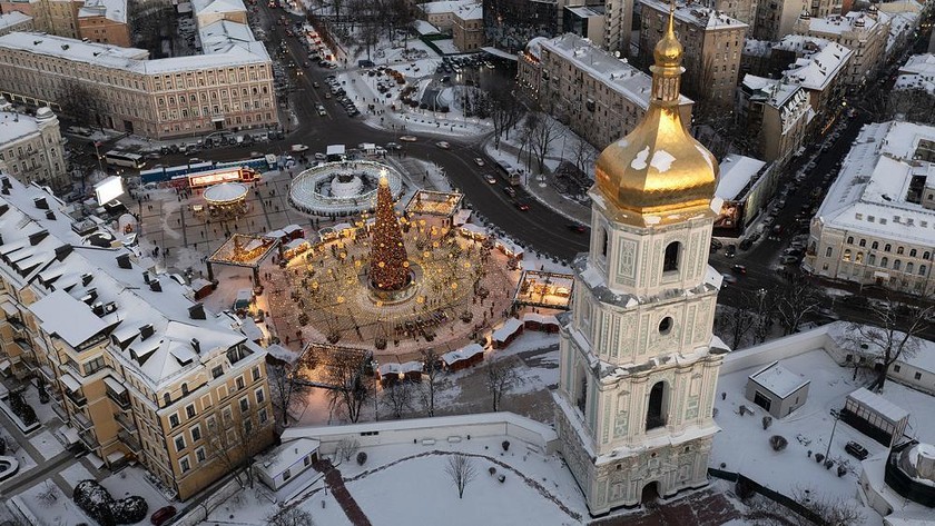 Tuyết bao phủ trung tâm thành phố Kiev với cây thông Noel, Nhà thờ St. Sophia. Ảnh: AP (chụp tháng 12/2021)
