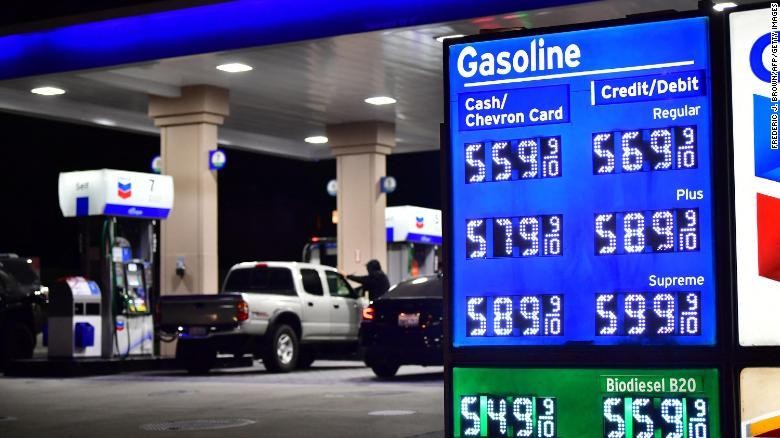 Giá xăng tăng cao khiến nạn trộm cắp xăng trở nên đáng lo ngại. Ảnh: CNN