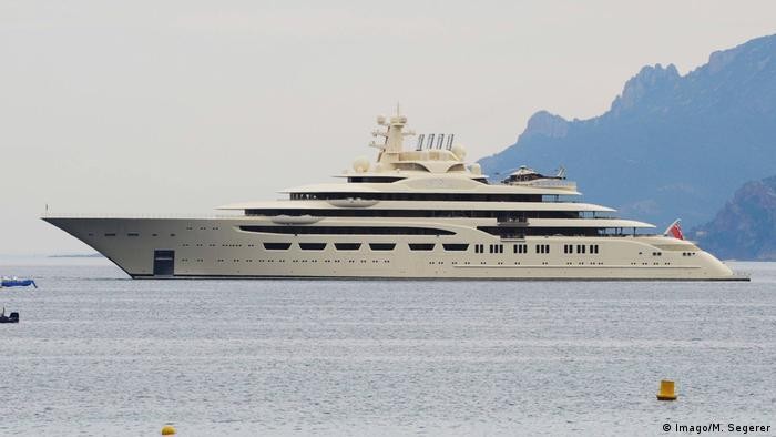 Siêu du thuyền Dilbar (ở Bremen năm 2016) thuộc sở hữu của tỷ phú Alisher Usmanov, hiện đang ở Hamburg và chịu lệnh cấm ra nước ngoài.