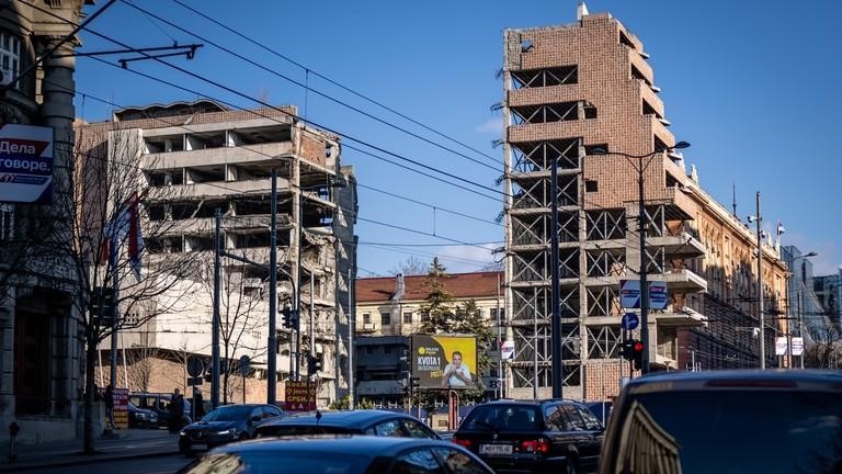 Bộ Quốc phòng Serbia trước đây bị phá hủy bởi các cuộc ném bom năm 1999 của NATO ở trung tâm Belgrade. Ảnh: Getty Images (chụp ngày 11/3/2022)