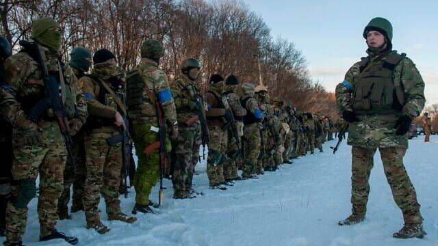 Các quân nhân Ukraine tham gia một khóa huấn luyện bên ngoài Kharkiv, Ukraine hôm 11/3/2022. Ảnh: AP