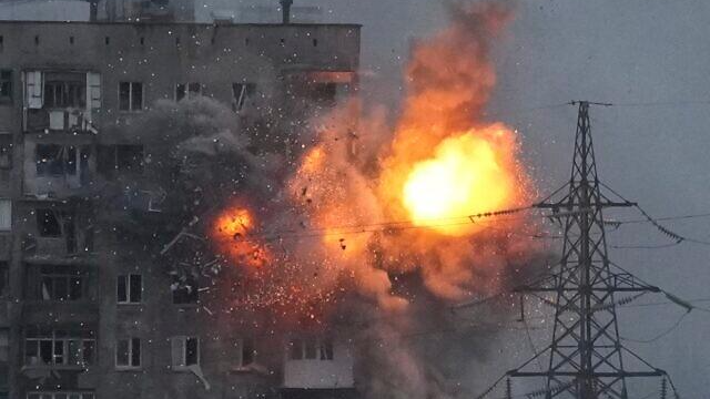 Một vụ nổ được cho là do xe tăng Nga bắn ở Mariupol, Ukraine hôm 11/3/2022. Ảnh: AP
