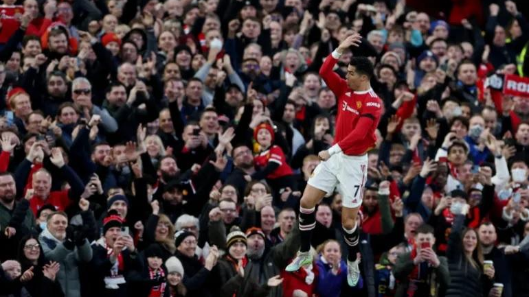 Cristiano Ronaldo ăn mừng khi ghi một hat-trick cho Manchester United ngày 12/3/2022. Ảnh: Reuters