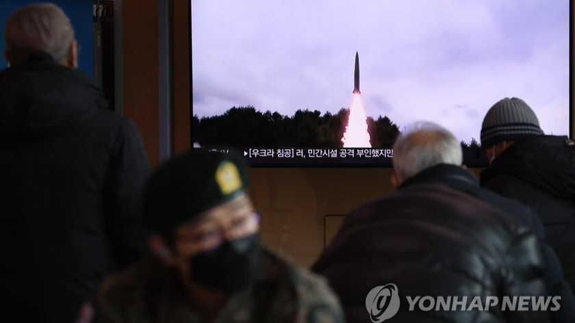 Một bản tin về vụ phóng tên lửa đạn đạo của Triều Tiên được phát sóng trên truyền hình tại Ga Seoul vào ngày 27/2/2022. Ảnh: Yonhap