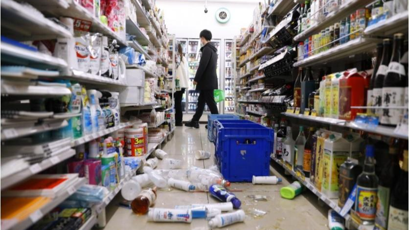 Cảnh lộn xộn tại một cửa hàng tiện lợi ở Sendai, tỉnh Miyagi, đông bắc Nhật Bản, vào rạng sáng 17/3/2022, sau khi một trận động đất mạnh làm rung chuyển đông bắc Nhật Bản. Ảnh: Kyodo News