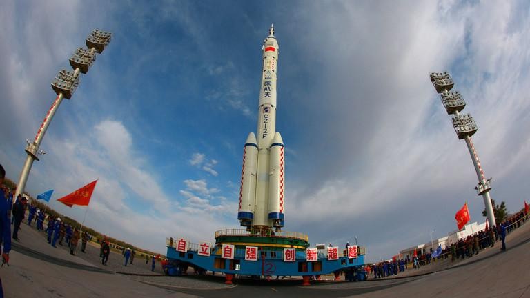Bệ phóng tên lửa Trường Chinh -2F của Trung Quốc chuẩn bị phóng tàu vũ trụ Thần Châu-13 Ảnh: AFP