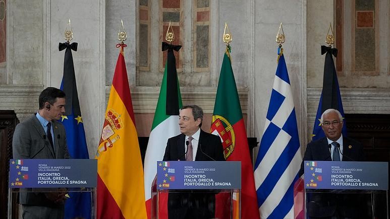 Thủ tướng Tây Ban Nha Pedro Sanchez, Bồ Đào Nha Antonio Costa, Italy Mario Draghi (từ trái sang) tham dự một cuộc họp báo ở Rome. Ảnh: AP