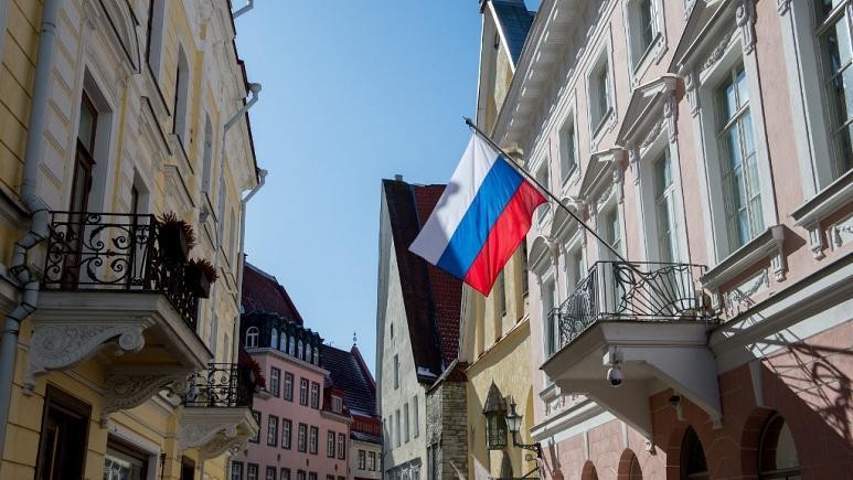 Quốc kỳ Nga trước tòa đại sứ quán ở Tallinn, Estonia. Ảnh: AFP