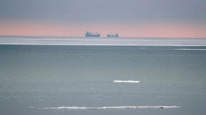 Các con tàu được nhìn thấy gần cảng Mariupol của Ukraine trên Biển Azov. Ảnh: Reuters (chụp ngày 2/12/2018)