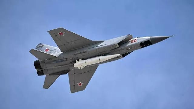 Tiêm kích đa năng MiG-31 với tên lửa siêu thanh Kinzhal (dao găm). Ảnh: RIA Novosti